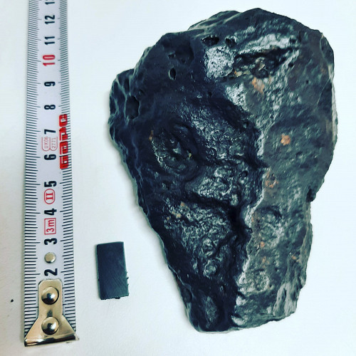 Настоящий метеорит .тяжелый обладает магнетизмом Алматы