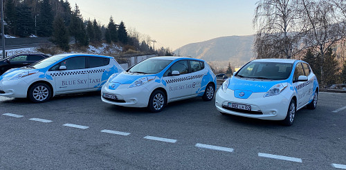 Водитель в электротакси BlueSkyTaxi Алматы