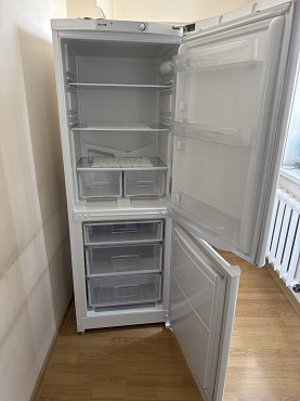 Холодильник Indesit, нерабочий в отличном состоянии , отдам даром Алматы