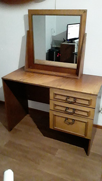 Продаем косметический столик в отличном состоянии Т. +77055274583 Усть-Каменогорск