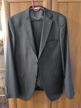 Продается приталенный костюм-тройка подростковый. Алматы