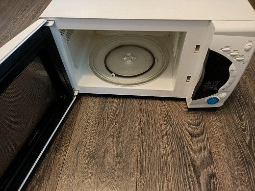 Продам микроволновку LG в рабочем состоянии с тарелкой Караганда